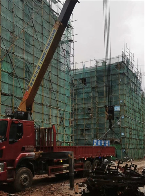 前锋区“慢工细活”—— 吊车的 “微动控制” 技术